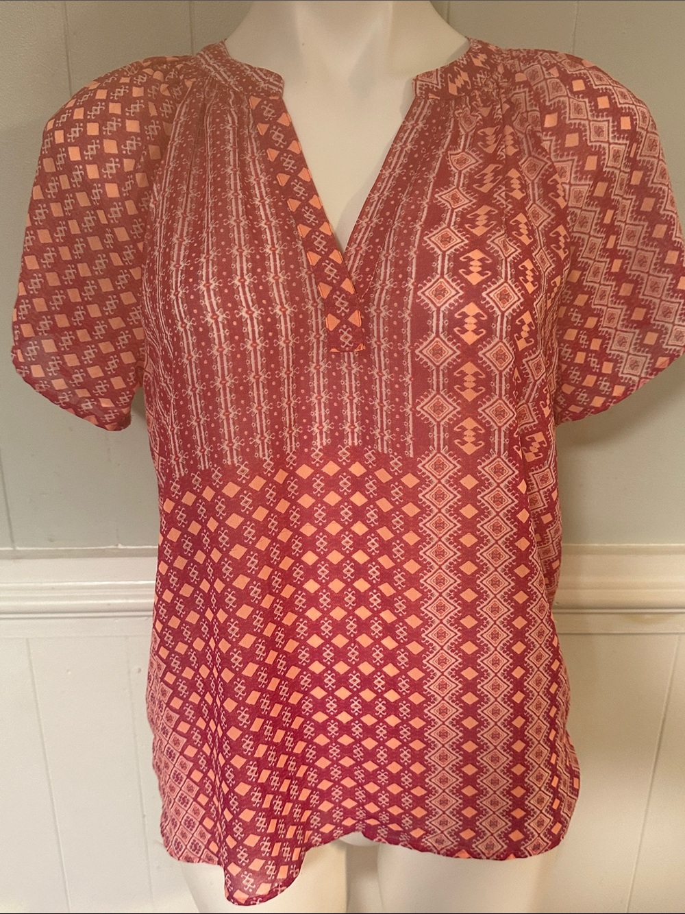 a.n.a Red Patterned Short Sleeve Split-Neck Blouse